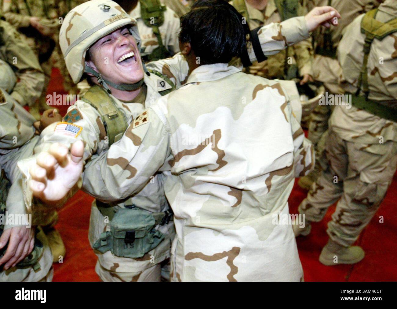 25 NOVEMBRE 2003 - STATI UNITI - NIENTE MAGS, NESSUNA VENDITA -- FOTO STAND ALONE KRT BLOCCATA: IRAQ-RETURN KRT FOTOGRAFIA DI MICHAEL MULVEY/DALLAS MORNING NEWS (21 APRILE) FT. CALOTTA, TX -- PFC Evelyn Baker, a sinistra, raggiunge l'abbraccio del sergente Jai Reaves mentre si ruppero dalla formazione dopo il ritorno a Fort Hood, Texas, mercoledì 21 aprile 2004. Hanno scontato quasi 14 mesi di servizio in Iraq. (Mvw) 2004 (immagine di credito: © Michael Mulvey/mct/ZUMAPRESS.com) Foto Stock