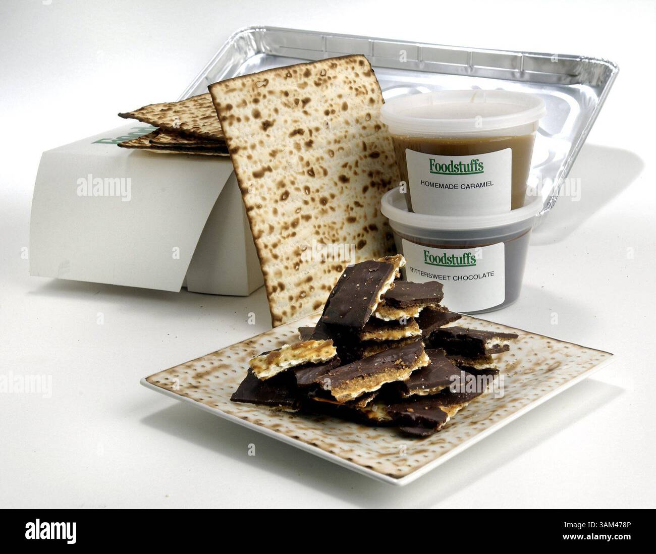 29 marzo 2004 - Stati Uniti - STORIA DEL CIBO DEL KRT SLUGGED: SCAFFALE KRT FOTO DI BOB fila/CHICAGO TRIBUNE (marzo 29) questo piatto Matza in ceramica da 8 pollici è lavabile in lavastoviglie. (gsb) 2004 (immagine di credito: © Bob fila/mct/ZUMAPRESS.com) Foto Stock