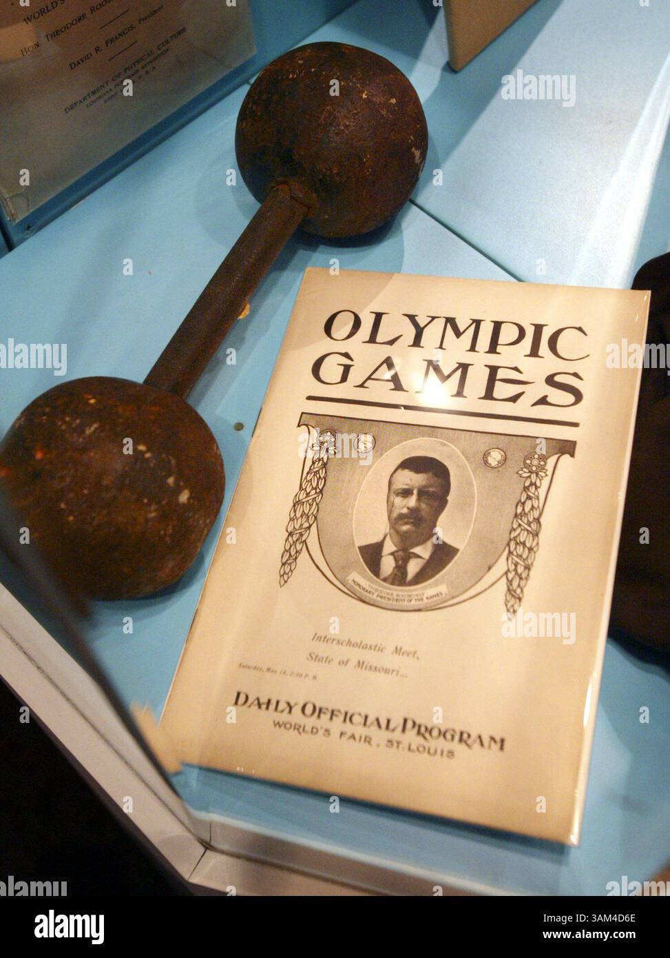 21 maggio 2004 - Stati Uniti - KRT TRAVEL STORY SLUGGED: UST-WORLDSFAIR KRT FOTOGRAFIA DI DAVID EULITT/KANSAS CITY STAR (giugno 27) la fiera mondiale di St. Louis 1904 è oggetto di una mostra permanente per il centenario al Missouri History Museum di St. Louis, Missouri. Le Olimpiadi si sono svolte a St. Louis come parte della fiera. Un programma olimpico ufficiale, che raffigura il presidente Theodore Roosevelt sulla copertina, e un manubrio fanno parte della mostra. (mvw) 2004. (Immagine di credito: © David Eulitt/mct/ZUMAPRESS.com) Foto Stock