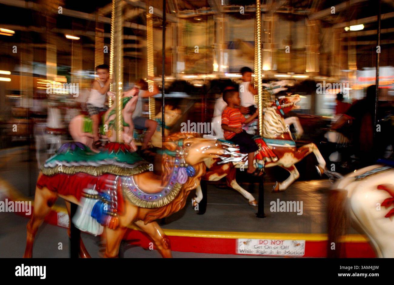 6 luglio 2004 - Stati Uniti - STORIA DI VIAGGIO del KRT BLOCCATA: UST-OLDMYRTLEBEACH KRT FOTOGRAFIA DI DAVIE HINSHAW/CHARLOTTE OBSERVER (16 agosto) The Hershell-Spillman Carousel presso il Pavilion Amusemant Park di Myrtle Beach, South Carolina, risale ai primi anni '1900 e ha 27 animali di legno scolpiti a mano e due carri. (cdm) 2004 (immagine di credito: © DAVIE Hinshaw/mct/ZUMAPRESS.com) Foto Stock