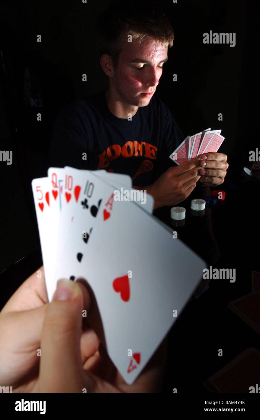 17 settembre 2004 - Stati Uniti - KRT US NEWS STORY SLUGGED: TEENPOKER KRT FOTOGRAFIA DI BOBBY COKER/ORLANDO SENTINEL (MIAMI OUT) (settembre 26) lo studente della Boone High School Russell LeBlanc e gli amici giocano a poker venerdì 17 settembre 2004, a Orlando, Florida. (lde) 2004 (diversità) (immagine di credito: © Orlando Sentinel/mct/ZUMAPRESS.com) Foto Stock