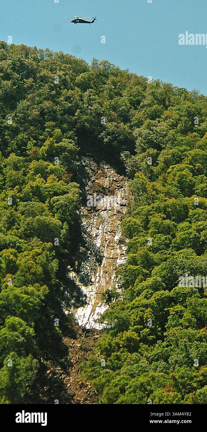 18 settembre 2004 - Stati Uniti - 19/09/04: Circoli di elicotteri militari Blackhawk di una sezione di montagna che si sono staccati durante le forti piogge portate dall'uragano Ivan a Franklin, N.C., sabato pomeriggio 19 settembre 2004. Lo scivolo di fango e l'acqua hanno spinto giù per la montagna raccogliendo case e auto mentre la spingeva giù per Peeks Creek. Due persone sono state uccise nelle loro case a causa delle inondazioni e della frana fangosa. PATRICK SCHNEIDER/L'OSSERVATORE DI CHARLOTTE. (Immagine di credito: © Patrick Schneider/mct/ZUMAPRESS.com) Foto Stock