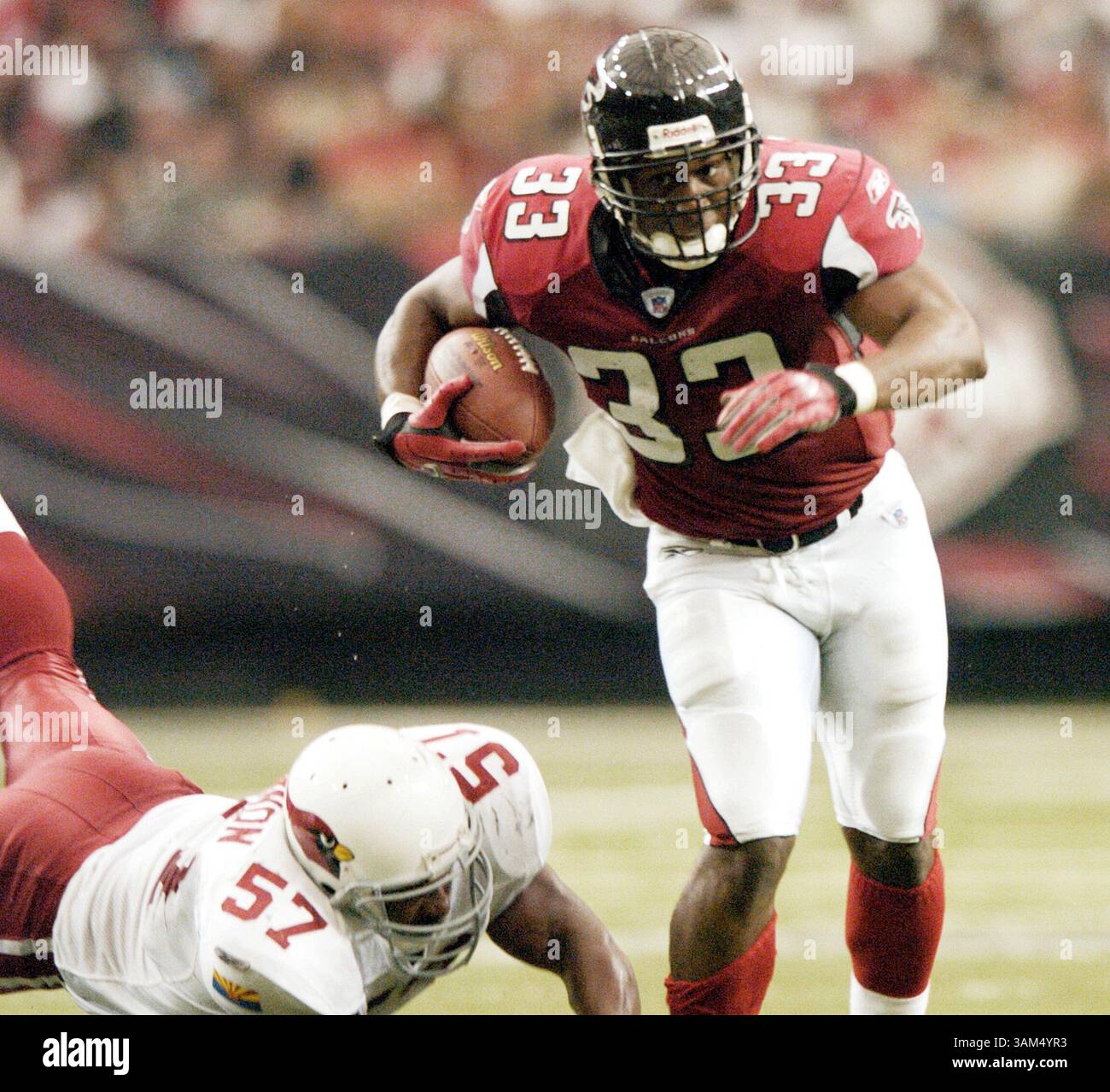26 settembre 2004 - Stati Uniti - KRT SPORTS STORY SLUGGED: CARD-FALCONS KRT FOTOGRAFIA DI BEAU CABELL/MACON TELEGRAPH (settembre 26) ATLANTA, GA - Justin Griffith (33) degli Atlanta Falcons si allontana dal linebacker degli Arizona Cardinals Ronald McKinnon durante l'azione del quarto periodo. I Falcons batterono Arizona, 6-3, al Georgia Dome di Atlanta, Georgia, il 26 settembre 2004. (cdm) 2004 (immagine di credito: © Beau Cabell/mct/ZUMAPRESS.com) Foto Stock