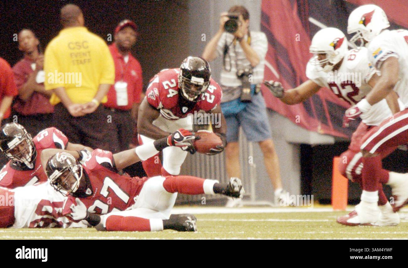 26 settembre 2004 - Stati Uniti - KRT SPORTS STORY SLUGGED: CARDS-FALCONS KRT FOTOGRAFIA DI BEAU CABELL/MACON TELEGRAPH (settembre 26) ATLANTA, GA - il defensive back degli Atlanta Falcons Bryan Scott (24) si presenta con un fumble degli Arizona Cardinals nel secondo tempo. I Falcons batterono Arizona, 6-3, al Georgia Dome di Atlanta, Georgia, il 26 settembre 2004. (cdm) 2004 (immagine di credito: © Beau Cabell/mct/ZUMAPRESS.com) Foto Stock