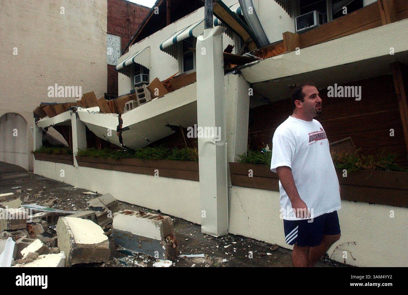 26 settembre 2004 - Stati Uniti - KRT US NEWS STORY SLUGGED: WEA-JEANNE KRT PHOTOGRAPHY BY BRIAN BLANCO/BRADENTON HERALD (settembre 26) PALMETTO, FL -- Michael Ameres, proprietario del ristorante Popi's Place III a Palmetto, Florida, rileva i danni strutturali alla sua attività causati dall'uragano Jeanne il 26 settembre 2004. La tempesta ha fatto crollare il tetto di un patio e ha strappato parte di un muro al secondo piano dell'edificio. (cdm) 2004 (immagine di credito: © Brian Blanco/mct/ZUMAPRESS.com) Foto Stock