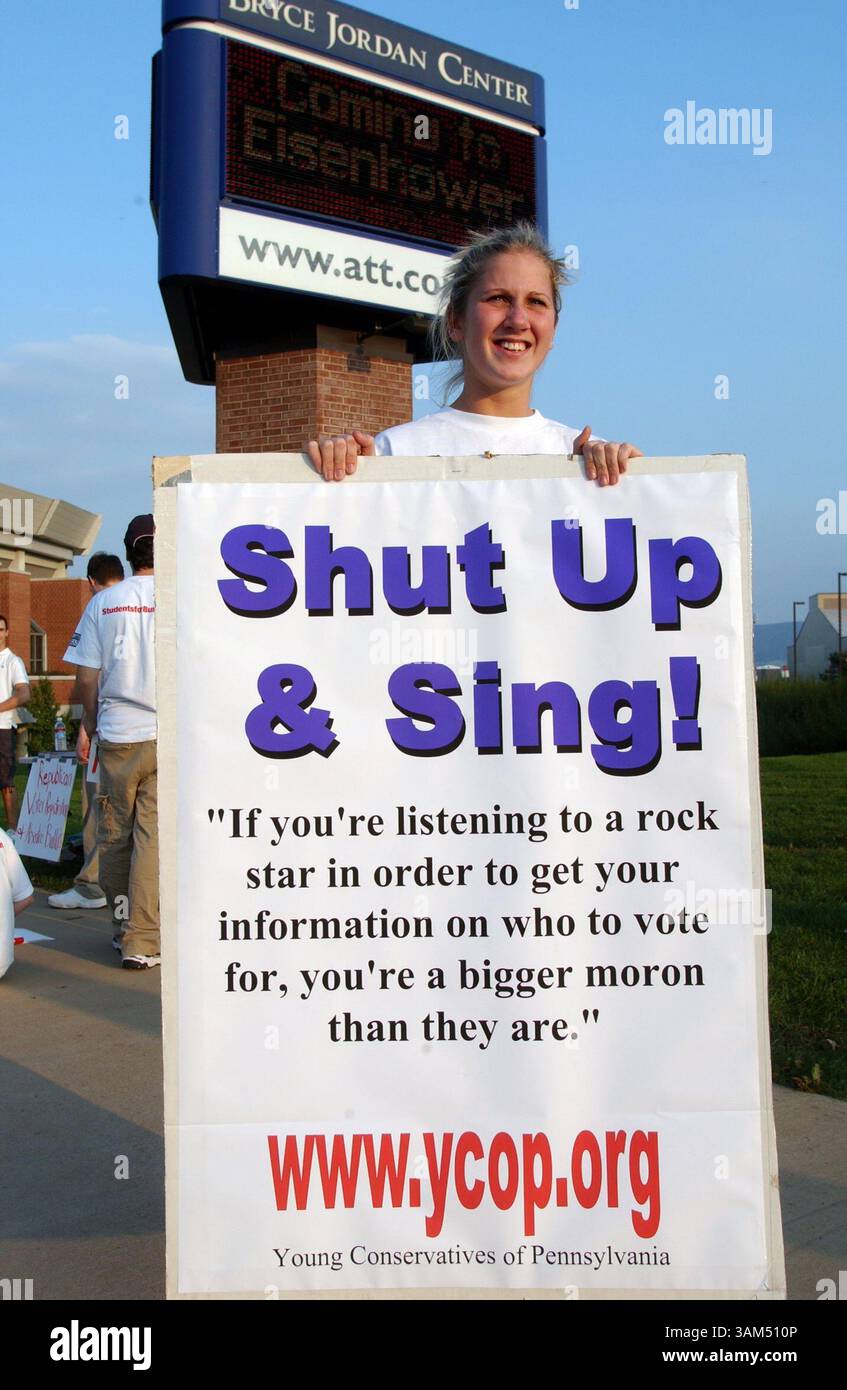 1 ottobre 2004 - U.S. - KRT CAMPUS STORY SLUGGED: CMP-MUS-VOTEFORCHANGE KRT PHOTOGRAPH BY JASON MALMONT/CENTER DAILY TIMES (4 ottobre) Shauna Moser, una studentessa della Penn State, e membro dei giovani conservatori della Pennsylvania, protesta il concerto Vote for Change al Bryce Jordan Center in State College, Pennsylvania, venerdì 1 ottobre 2004. (Mvw) 2004 (immagine di credito: © Craig Houtz/mct/ZUMAPRESS.com) Foto Stock