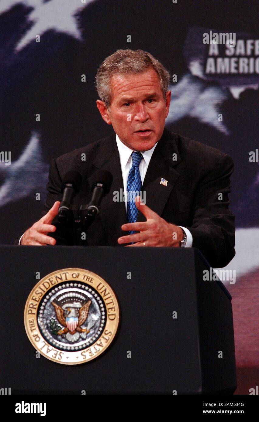 18 ottobre 2004 - Stati Uniti - KRT US NEWS STORY SLUGGED: BUSH KRT PHOTOGRAPH BY SARAH J. GLOVER/PHILADELPHIA INQUIRER (18 ottobre) EVESHAM, NJ -- il presidente George W. Bush parla a una folla di supporto all'Evesham Recreation Center di Evesham, New Jersey, lunedì 18 ottobre 2004. (Mvw) 2004 (immagine di credito: © Sarah J. Glover/mct/ZUMAPRESS.com) Foto Stock