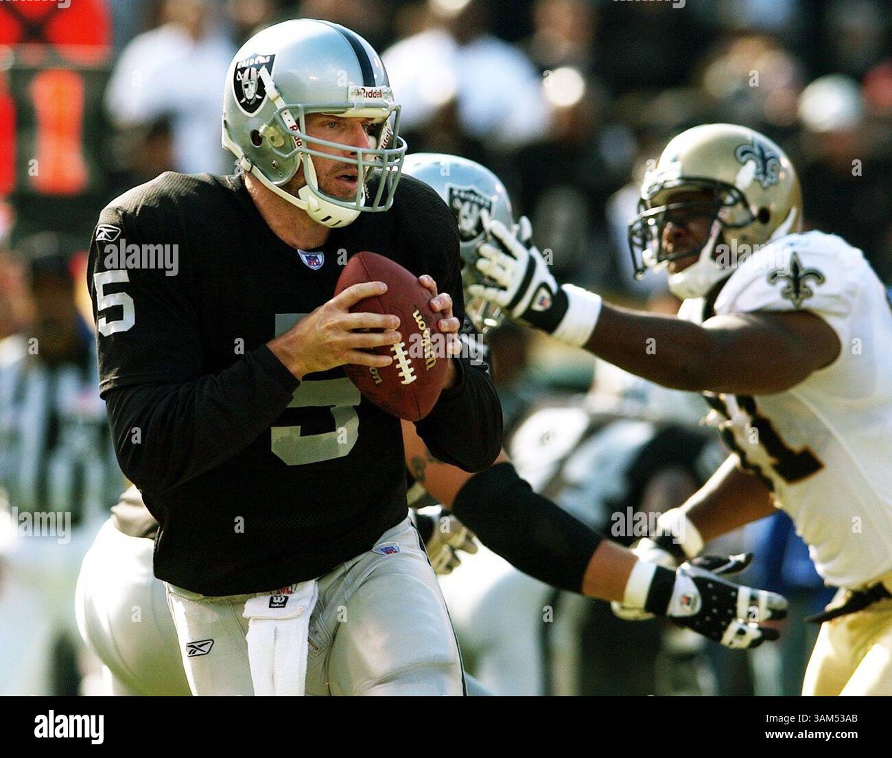 24 ottobre 2004 - U.S. - KRT SPORTS STORY SLUGGED: BRONCOS-RAIDERS KRT PHOTOGRAPH BY TUE NAM TON/CONTRA COSTA TIMES (17 ottobre) OAKLAND, CA -- Kerry Collins dei Raiders cerca un giocatore aperto durante la prima metà della partita contro i Saints al Network Associates Coliseum di Oakland, California, domenica 24 ottobre 2004. I Raiders persero contro i Saints 31-26. (Mvw) 2004 (immagine di credito: © te Nam Ton/mct/ZUMAPRESS.com) Foto Stock