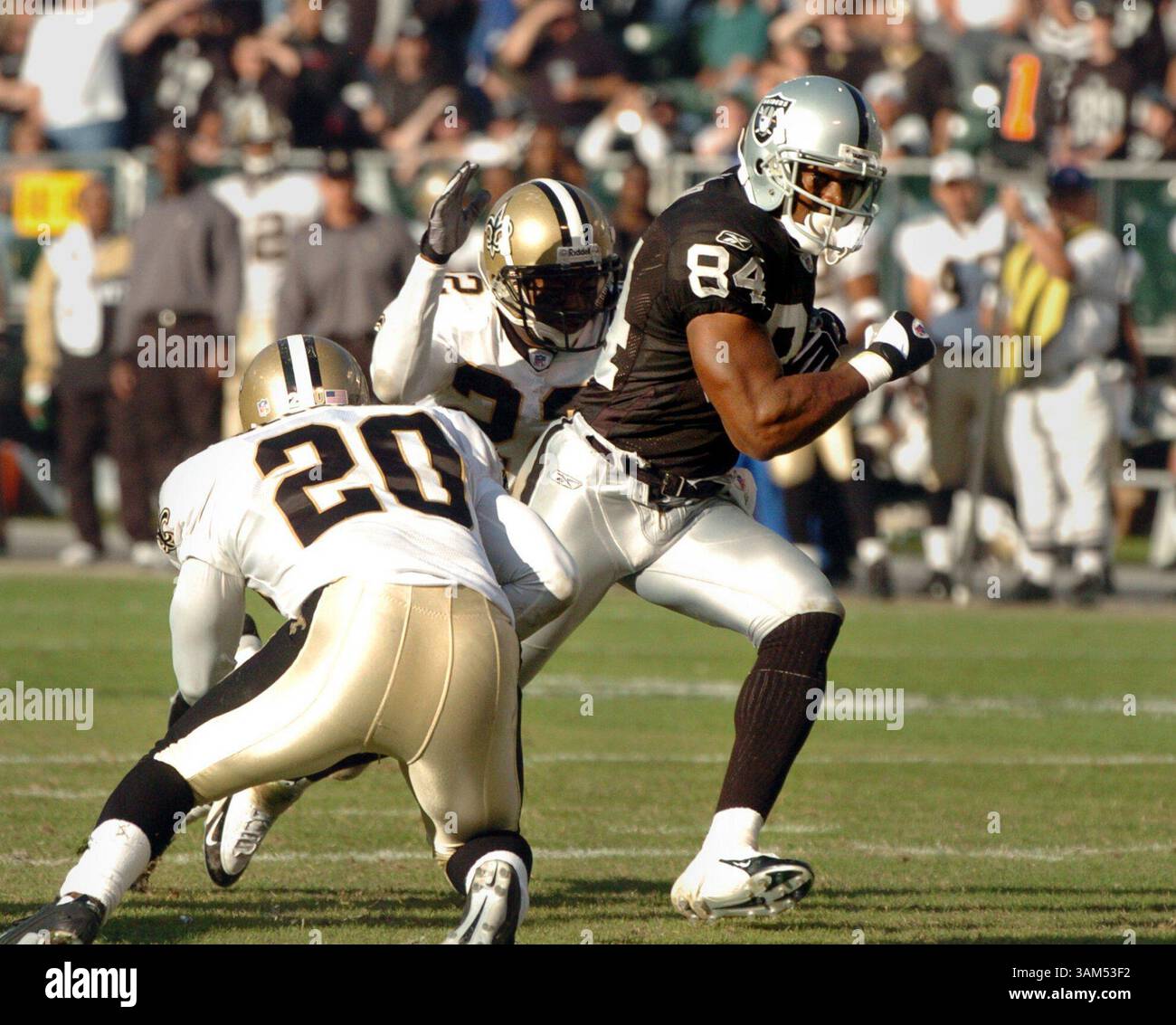 24 ottobre 2004 - U.S. - KRT SPORTS STORY SLUGGED: BRONCOS-RAIDERS KRT PHOTOGRAPH DI BOB PEPPING/CONTRA COSTA TIMES (17 ottobre) OAKLAND, CA -- Raider receiver Jerry Porter ha ricevuto questo passaggio per dare ai Raiders il primo e il primo gol sulla linea delle 3 yard durante il quarto quarto periodo della loro partita contro i Saints domenica 24 ottobre 2004, al Network Associates Coliseum di Oakland, California. (Mvw) 2004 (immagine di credito: © Bob Pepping/mct/ZUMAPRESS.com) Foto Stock