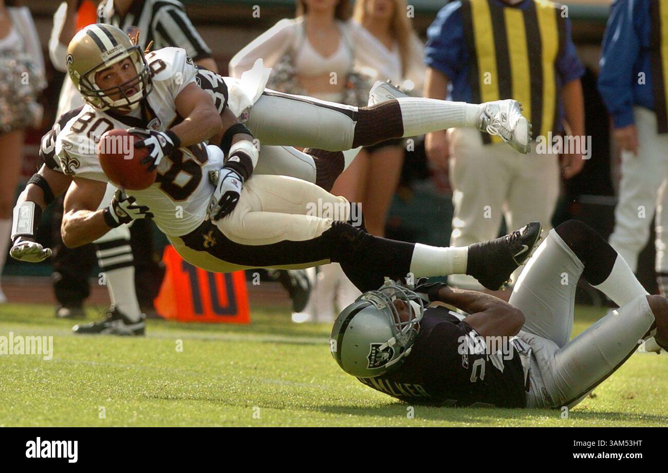 24 ottobre 2004 - U.S. - KRT SPORTS STORY SLUGGED: BRONCOS-RAIDERS KRT PHOTOGRAPH BY DAN HONDA/CONTRA COSTA TIMES (17 ottobre) OAKLAND, CA -- Denard Walker degli Oakland Raiders cerca di fermare un'immersione i Saints' Jerome Pathon dal segnare nel terzo quarto della loro partita al Network Associates Coliseum di Oakland, California, domenica 24 ottobre 2004. I Raiders persero contro i Saints 31-26. (Mvw) 2004 (immagine di credito: © Dan Honda/mct/ZUMAPRESS.com) Foto Stock