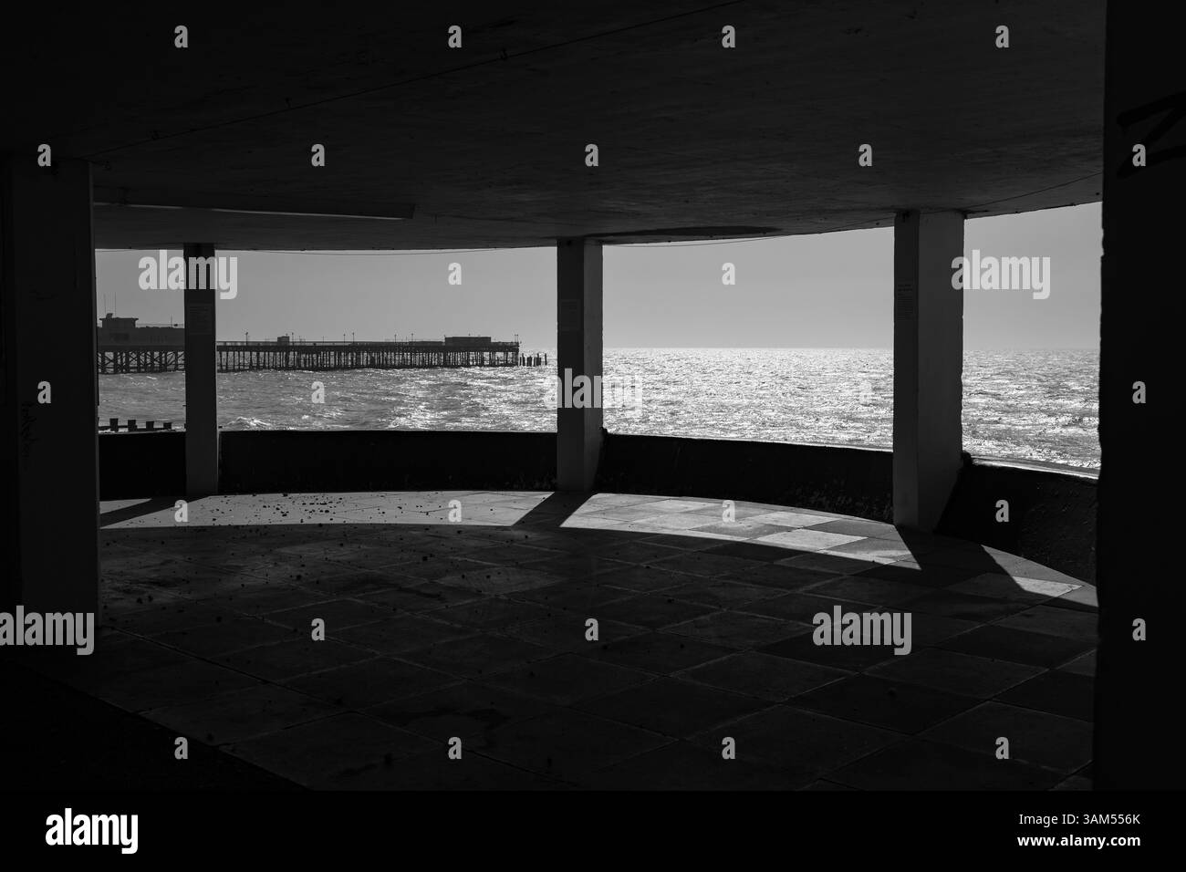 Vista del mare e del molo dal colonnato coperto Foto Stock