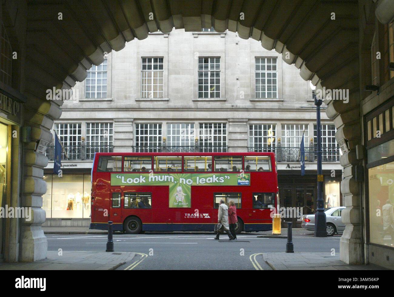 28 novembre 2004 - Stati Uniti - NIENTE MAGS, NIENTE VENDITE -- STORIA DI VIAGGIO KRT BLOCCATA: WLT-LOSTLONDON KRT FOTOGRAFIA DI MICHAEL KITADA/ORANGE COUNTY REGISTER (LA TIMES OUT) (dicembre 26) il nuovo autobus a due piani a Londra non ha aperto la piattaforma posteriore o il conduttore. (cdm) 2004 (immagine di credito: © Michael Kitada/mct/ZUMAPRESS.com) Foto Stock