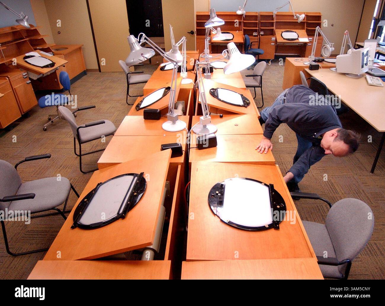 26 gennaio 2005 - Stati Uniti - KRT US NEWS STORY SLUGGED: CMP-DIGITALMEDIA KRT PHOTOGRAPHY BY JOE BURBANK/ORLANDO SENTINEL (MIAMI OUT) (gennaio 30) Kevin Rose della University of Central Florida School of Film and Digital Media controlla il nuovo 2-D Animation Design Studio nel nuovo spazio della scuola all'Orlando Expo Center di Orlando, Florida, mercoledì 26 gennaio 2005. (cdm) 2005 (immagine di credito: © Joe Burbank/mct/ZUMAPRESS.com) Foto Stock