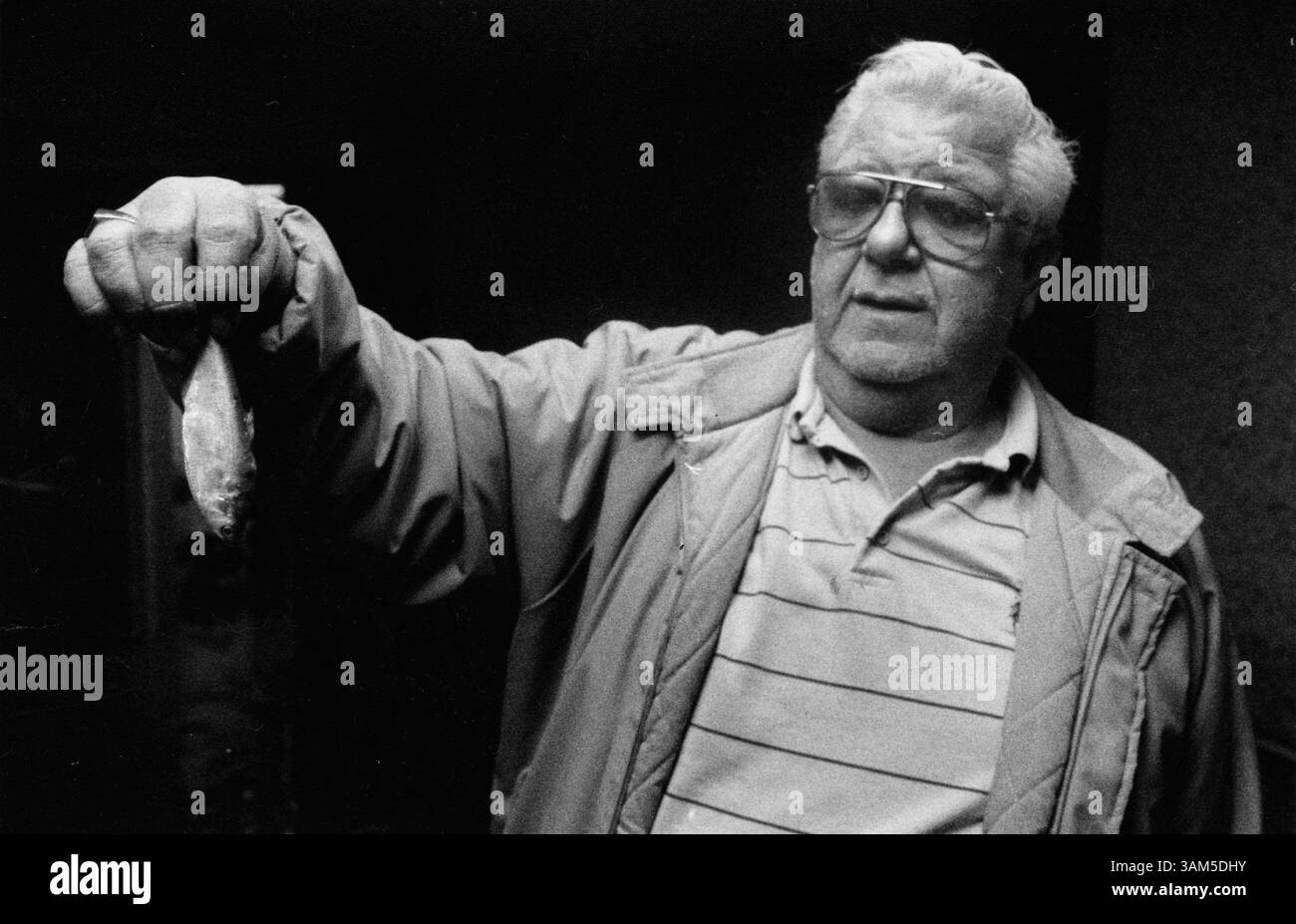 14 gennaio 2005 - Stati Uniti - KRT US NEWS STAND ALONE FOTO: CHICAGOFLOOD KRT PHOTOGRAPH BY CHICAGO TRIBUNE (4 marzo) (FOTO IN ARCHIVIO) Walter Memenga, del Chicago Transportation Department, tiene un pesce trovato nel passaggio pedonale allagato tra il municipio di Chicago e lo State of Illinois Building 14 aprile 1992. Il 13 aprile 1992, l'acqua del fiume Chicago si riversò in una breccia nel sistema di tunnel merci di 63 miglia che attraversava sotto il cuore della città di Chicago. (lde) 2005 (SOLO bianco e nero) (immagine di credito: © file/mct/ZUMAPRESS.com) Foto Stock