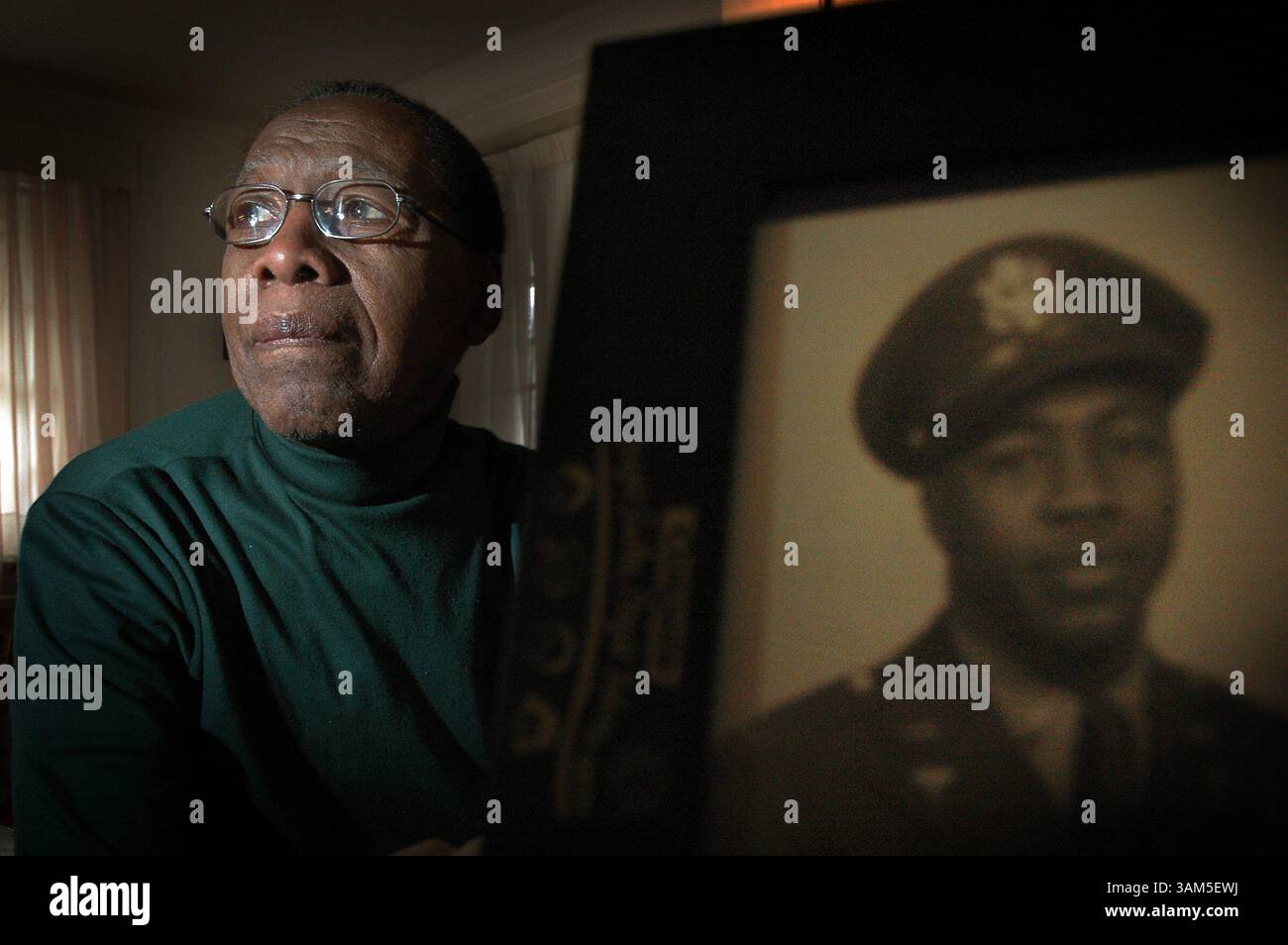 10 feb. 2005 - Stati Uniti - KRT LA NOTIZIA degli Stati Uniti SLUGGED: ARMY-DENTIST KRT PHOTOGRAPH BY LAURENCE KESTERSON/PHILADELPHIA INQUIRER (15 febbraio) Dr. Floyd E. Baker, di Philadelphia, Pennsylvania, con una sua foto scattata nel 1947 quando era un giovane tenente e dentista nell'esercito di ft. Bragg, Carolina del Nord. Il 84enne ha ricevuto una lettera da una stazione di reclutamento dell'esercito locale che lo invitava a riarruolarsi. (lde) 2005 (diversità) (immagine di credito: © Laurence Kesterson/mct/ZUMAPRESS.com) Foto Stock