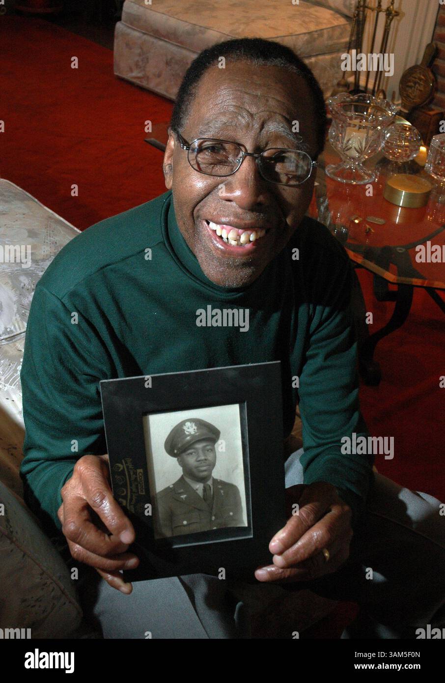 10 febbraio 2005 - Stati Uniti - KRT LA NOTIZIA americana SLUGGED: ARMY-DENTIST KRT FOTOGRAFIA DI LAURENCE KESTERSON/PHILADELPHIA INQUIRER (15 febbraio) il Dr. Floyd E. Baker, di Philadelphia, Pennsylvania, tiene una sua foto scattata nel 1947 quando era un giovane tenente e dentista nell'esercito di ft. Bragg, Carolina del Nord. Il 84enne ha ricevuto una lettera da una stazione di reclutamento dell'esercito locale che lo invitava a riarruolarsi. (lde) 2005 (immagine di credito: © Laurence Kesterson/mct/ZUMAPRESS.com) Foto Stock
