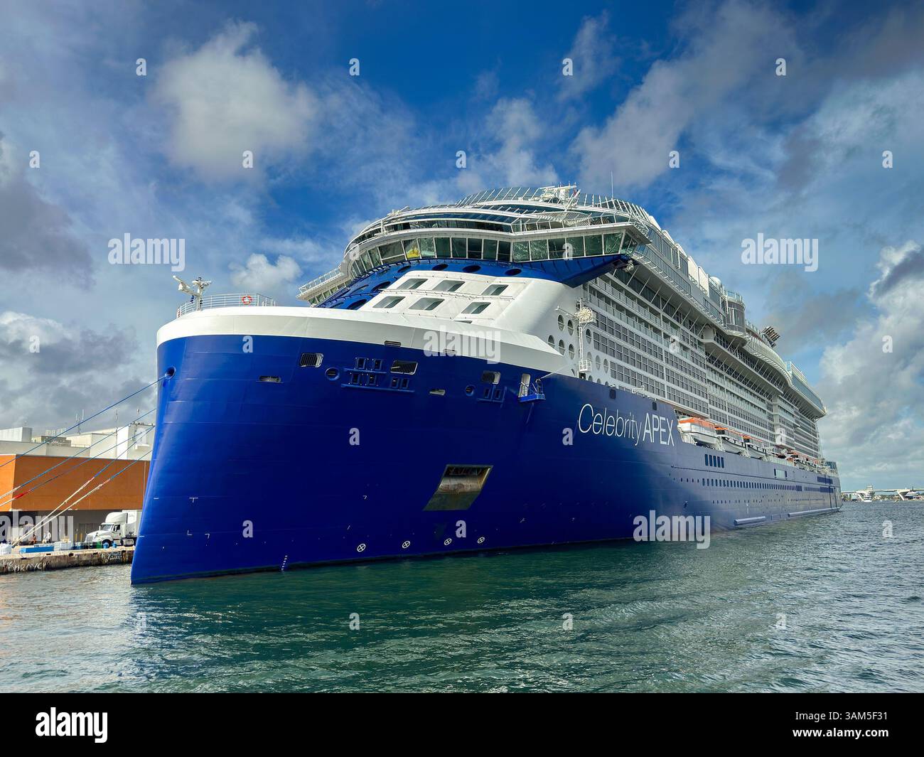 Fort Lauderdale, Florida, USA - 2 dicembre 2023: Vista frontale della nave da crociera Celebrity Cruises Celebrity Apex nel porto di Fort Lauderdale Foto Stock