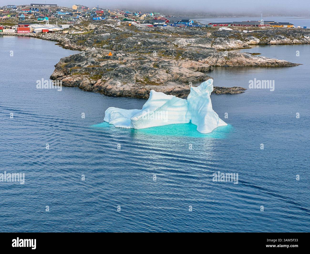 Nanortalik, Groenlandia - 27 agosto 2024: Grande iceberg vicino al porto della città - Immagine stock catturata con smartphone