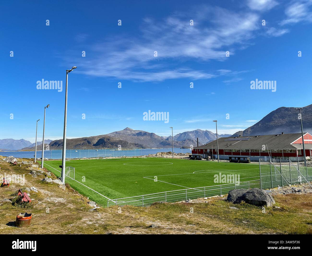 Nanortalik, Groenlandia - 27 agosto 2024: Campo di calcio con proiettori nella piccola città di Nanortalik, nella Groenlandia meridionale - Immagine stock catturata con smartphone