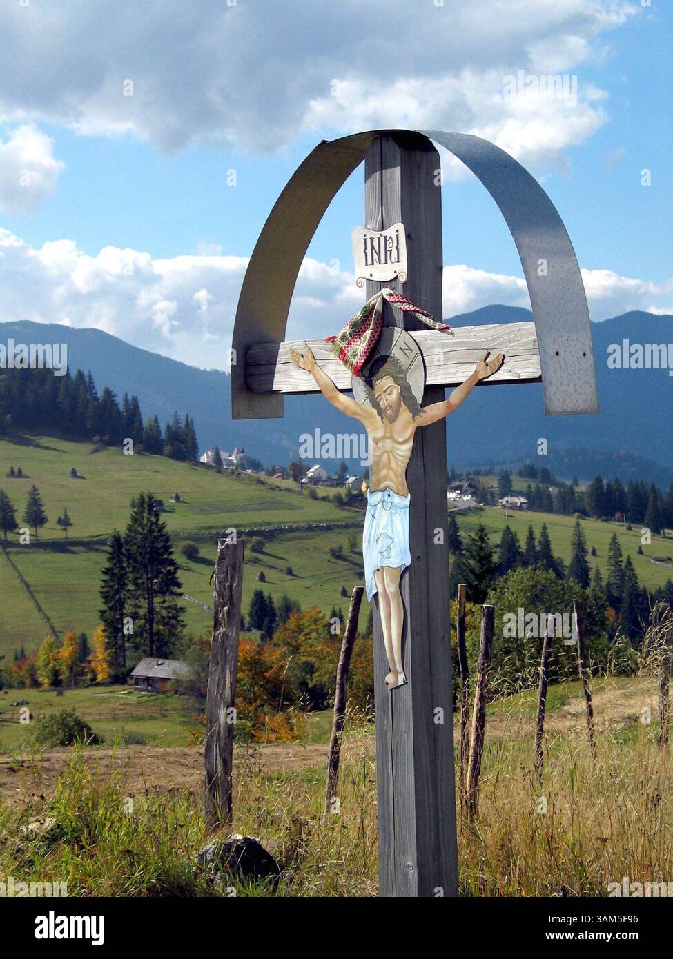 10 febbraio 2005 - Stati Uniti - NIENTE MAGS, NIENTE VENDITE -- STORIA DI VIAGGIO KRT BLOCCATA: WLT-ROMANIA KRT FOTOGRAFIA DI LARRY BLEIBERG/DALLAS MORNING NEWS (6 marzo) Un crocifisso si affaccia sul passo di Borgo in Transilvania, Romania, vicino al leggendario castello di Dracula. (cdm) 2005 (immagine di credito: © Larry Bleiberg/mct/ZUMAPRESS.com) Foto Stock