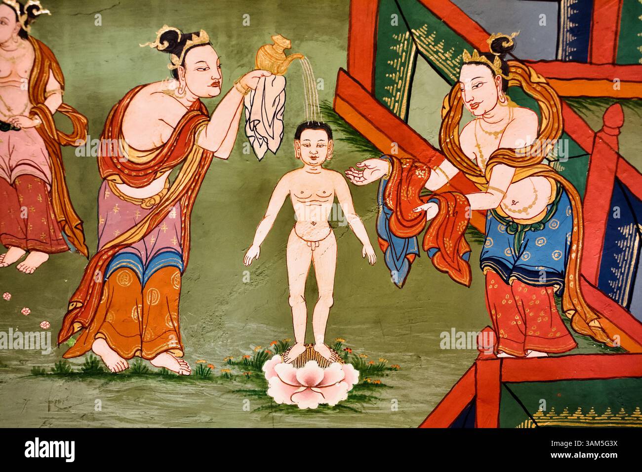 Dipinti murali al monastero di Hemis, Ladakh, raffiguranti il neonato Buddha in piedi su un loto mentre figure divine eseguono abluzioni rituali. Foto Stock