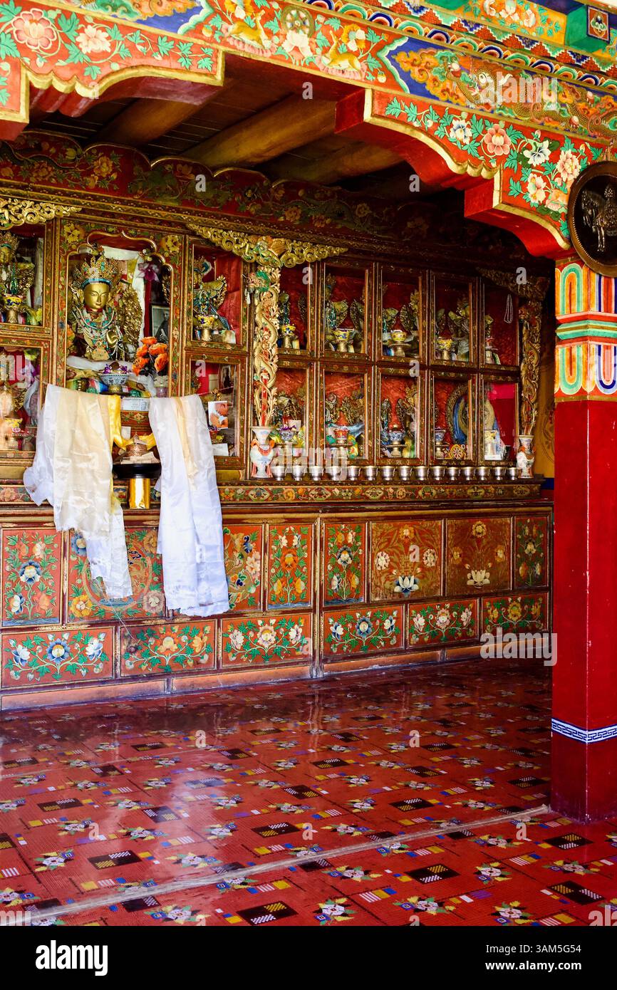 Santuario ornato e sala del pubblico all'interno del monastero Spituk, Ladakh, utilizzato per offerte rituali e insegnamenti cerimoniali. Foto Stock