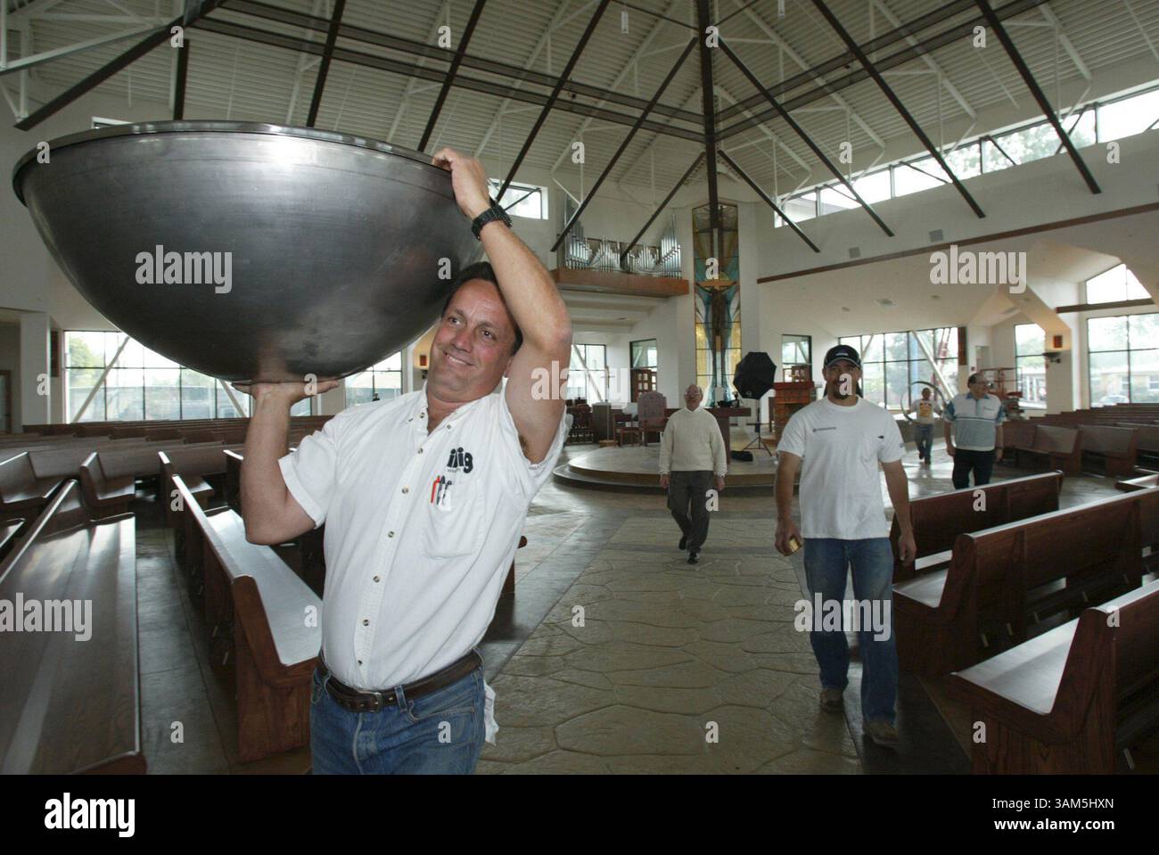 9 marzo 2005 - Stati Uniti - KRT RELIGION STORY SLUGGED: RELIG-REBUILD FOTO KRT DI JACK E. HANCOCK/ORANGE COUNTY REGISTER (L.A. TIMES OUT) (16 marzo) Frank Johnson porta la ciotola battesimale nella ricostruita chiesa cattolica di San Filippo Benizi a Fullerton, California, il 9 marzo 2005. La nuova struttura sostituisce quella bruciata nel 2000. (gsb) 2005 (immagine di credito: © Orange County Register/mct/ZUMAPRESS.com) Foto Stock