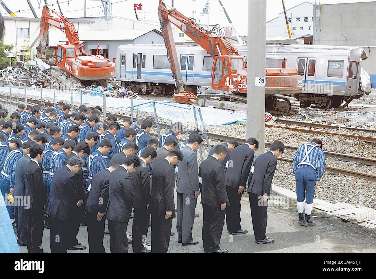 2 maggio 2005 - Stati Uniti - KRT WORLD NEWS STORY SLUGGED: JAPAN-TRAINCRASH KRT PHOTOGRAPH BY YOMIURI SHIMBUN (2 maggio) AMAGASAKI, JAPAN-- West Japan Railway Co. I dipendenti si allineano per offrire una preghiera silenziosa nel sito dell'incidente ferroviario di Amagasaki, Prefettura di Hyogo, lunedì mattina, 2 maggio 2005. (lde) 2005 (immagine di credito: © PHOTOGNOSOURCE/mct/ZUMAPRESS.com) Foto Stock