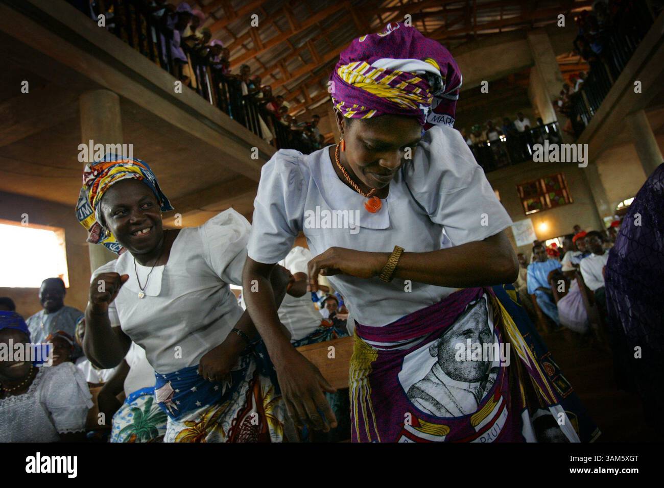 19 aprile 2005 - Stati Uniti - NO MAGS, NO SALES -- KRT RELIGION STORY SLUGGED: RELIG-AFRICA-CHRISTIANITY KRT FOTOGRAFIA DI BARBARA DAVIDSON/DALLAS MORNING NEWS (maggio 25) la donna nigeriana danza durante l'offerta alla chiesa cattolica di nostra Signora del Rosario Emene a Enugu, Nigeria, il 17 aprile 2005. Circa il 90% delle persone nel sud-est della Nigeria sono cattoliche. Nel 2000, c'erano 50 milioni di cattolici in tutta la Nigeria; nel 2050 CE ne sarebbero stati 123 milioni. (cdm) 2005 (diversità) (immagine di credito: © Barbara Davidson/mct/ZUMAPRESS.com) Foto Stock
