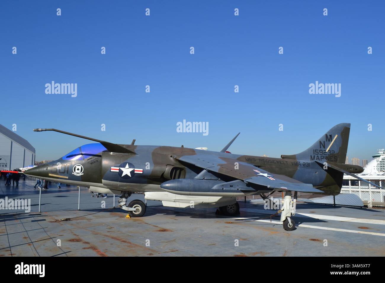 USMC AV-8A Harrier esposto sul ponte dell'Intrepid Museum, ormeggiato nel porto di New York Foto Stock