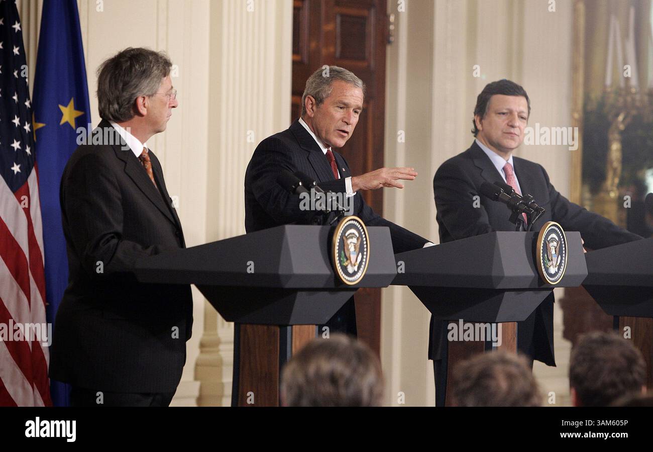 20 giugno 2005 - Stati Uniti - KRT LA NOTIZIA degli Stati Uniti È STATA BLOCCATA: BUSH-EU KRT FOTOGRAFIA DI CHUCK KENNEDY/KRT (20 giugno) WASHINGTON, DC-- Presidente Bush, centro, primo ministro lussemburghese e presidente dell'Unione europea Jean-Claude Juncker, sinistra, e il presidente della Commissione europea Jose Manuel Barroso parla ai giornalisti nella sala orientale della Casa Bianca, lunedì 20 giugno 2005, a Washington, DC (lde) 2005 (immagine di credito: © Chuck Kennedy/mct/ZUMAPRESS.com) Foto Stock