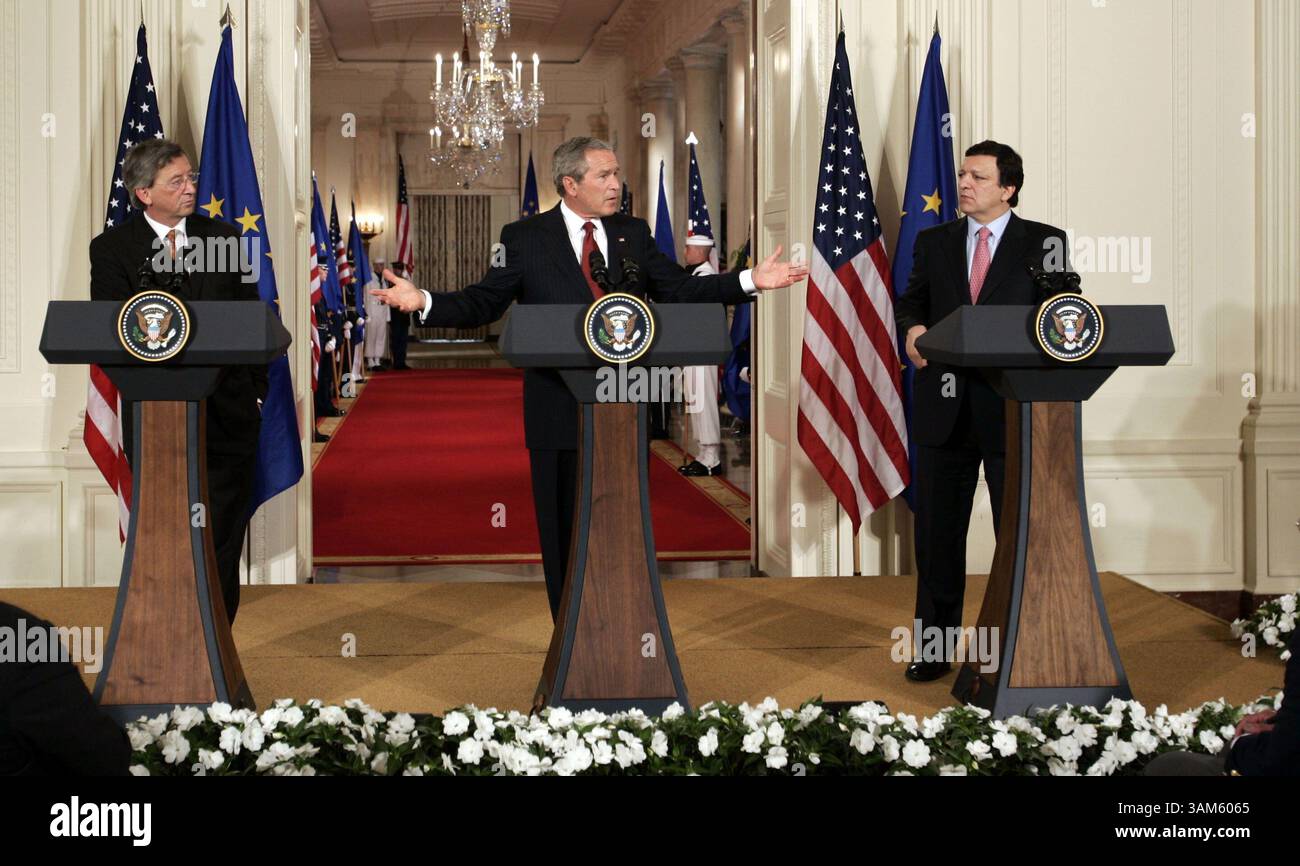 20 giugno 2005 - Stati Uniti - KRT LA NOTIZIA degli Stati Uniti È STATA BLOCCATA: BUSH-EU KRT FOTOGRAFIA DI CHUCK KENNEDY/KRT (20 giugno) WASHINGTON, DC-- Presidente Bush, centro, primo ministro lussemburghese e presidente dell'Unione europea Jean-Claude Juncker, sinistra, e il presidente della Commissione europea Jose Manuel Barroso parla ai giornalisti nella sala orientale della Casa Bianca, lunedì 20 giugno 2005, a Washington, DC (lde) 2005 (immagine di credito: © Chuck Kennedy/mct/ZUMAPRESS.com) Foto Stock