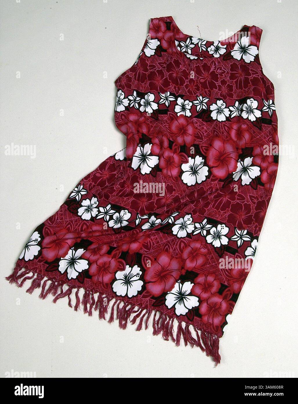 20 giugno 2005 - Stati Uniti - la STORIA DELLA MODA del KRT È SLUGGED: FASH-SUMMER KRT FOTO DI SUSAN PFANNMULLER/KANSAS CITY STAR (6 luglio) la copertina della vasca stampata batik si riempie come abito per uno stimolo del momento pranzo o corsa al mercato. Si distingue anche sulla spiaggia. Con la marcia, sono 24 dollari da Kohl (Mvw) 2005 (diversità) (immagine di credito: © Susan Pfannmuller/mct/ZUMAPRESS.com) Foto Stock