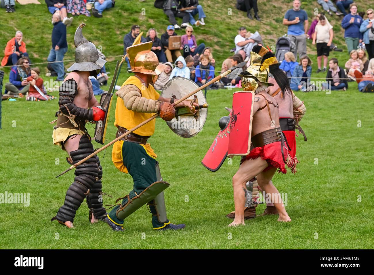 Dorchester, Dorset, Regno Unito. 13 aprile 2025. Britannia Roman re-Enactors che esegue una dimostrazione di gladiatori davanti agli spettatori al Dorchester Roman Festival a Maumbury Rings, Dorchester nel Dorset. L'evento gratuito a Maumbury Rings, un henge neolitico convertito per essere utilizzato come anfiteatro dai Romani intorno al 100 d.C., fa parte di un evento di due giorni che si svolge in diverse località della città durante le vacanze scolastiche di Pasqua. Crediti fotografici: Graham Hunt/Alamy Live News Foto Stock