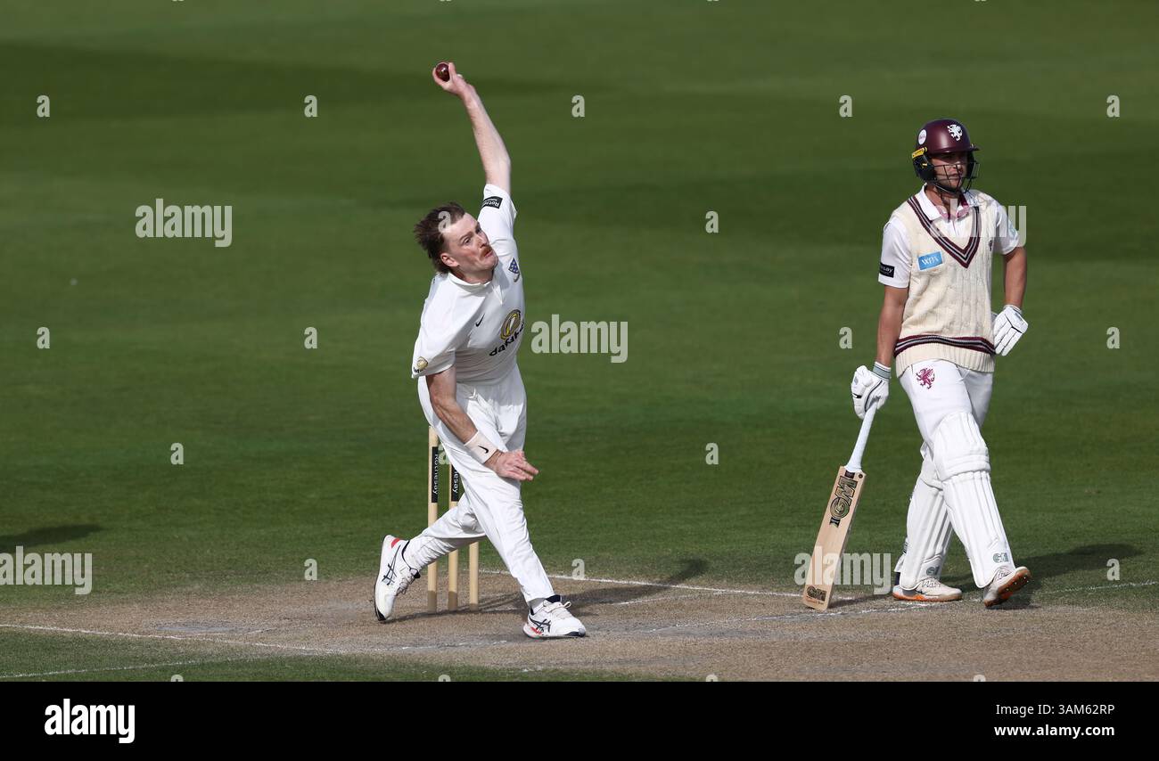 Hove, Regno Unito. 13 aprile 2025. Il bowling Sean Hunt del Sussex durante il terzo giorno del Rothesay County Championship Division 1 match tra Sussex e Somerset al 1st Central County Ground, Hove. Crediti: James Boardman/Alamy Live News Foto Stock