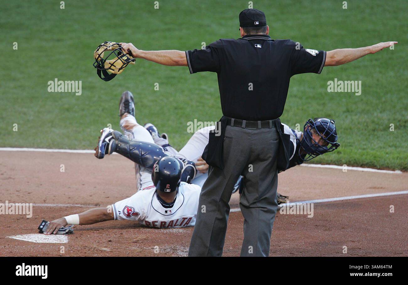 2 agosto 2005 - U.S. - KRT SPORTS STORY SLUGGED: BBA-YANKEES-INDIANS KRT FOTOGRAFIA DI PHIL MASTURZO/AKRON BEACON JOURNAL (2 agosto) CLEVELAND, OH-- Yankee catcher Jorge Posada guarda all'arbitro di casa Andy Fletcher per una chiamata dopo che gli Indians' Jhonny Peralta tag casa in sicurezza durante il primo inning della loro partita al Jacob's Field di Cleveland, Ohio, martedì 2 agosto 2005. (Mvw) 2005 (immagine di credito: © Phil Masturzo/mct/ZUMAPRESS.com) Foto Stock