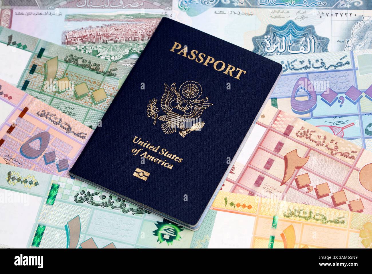Passaporto americano su un denaro libanese - Sterlina Foto Stock