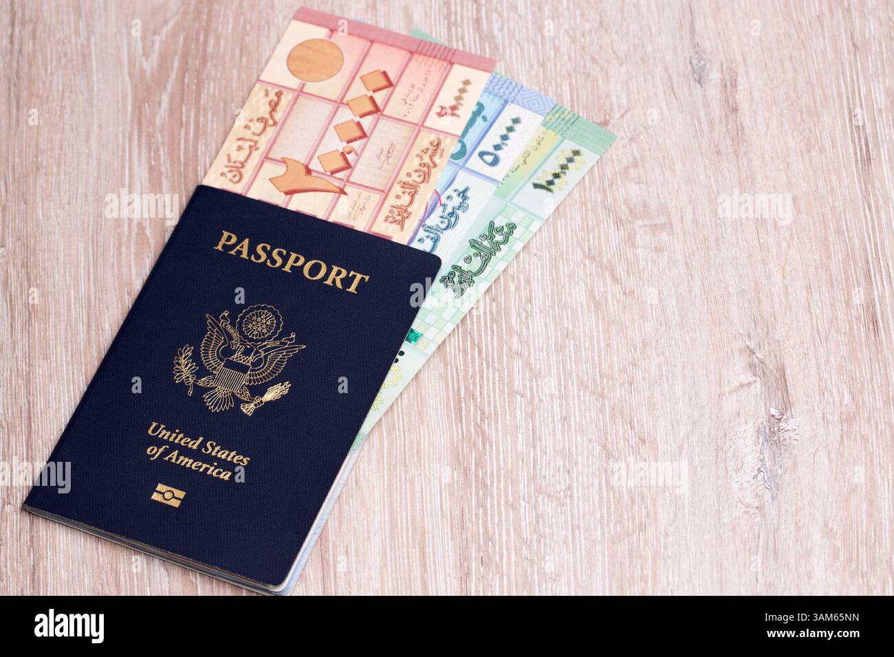 Passaporto americano con denaro libanese - sterlina Foto Stock