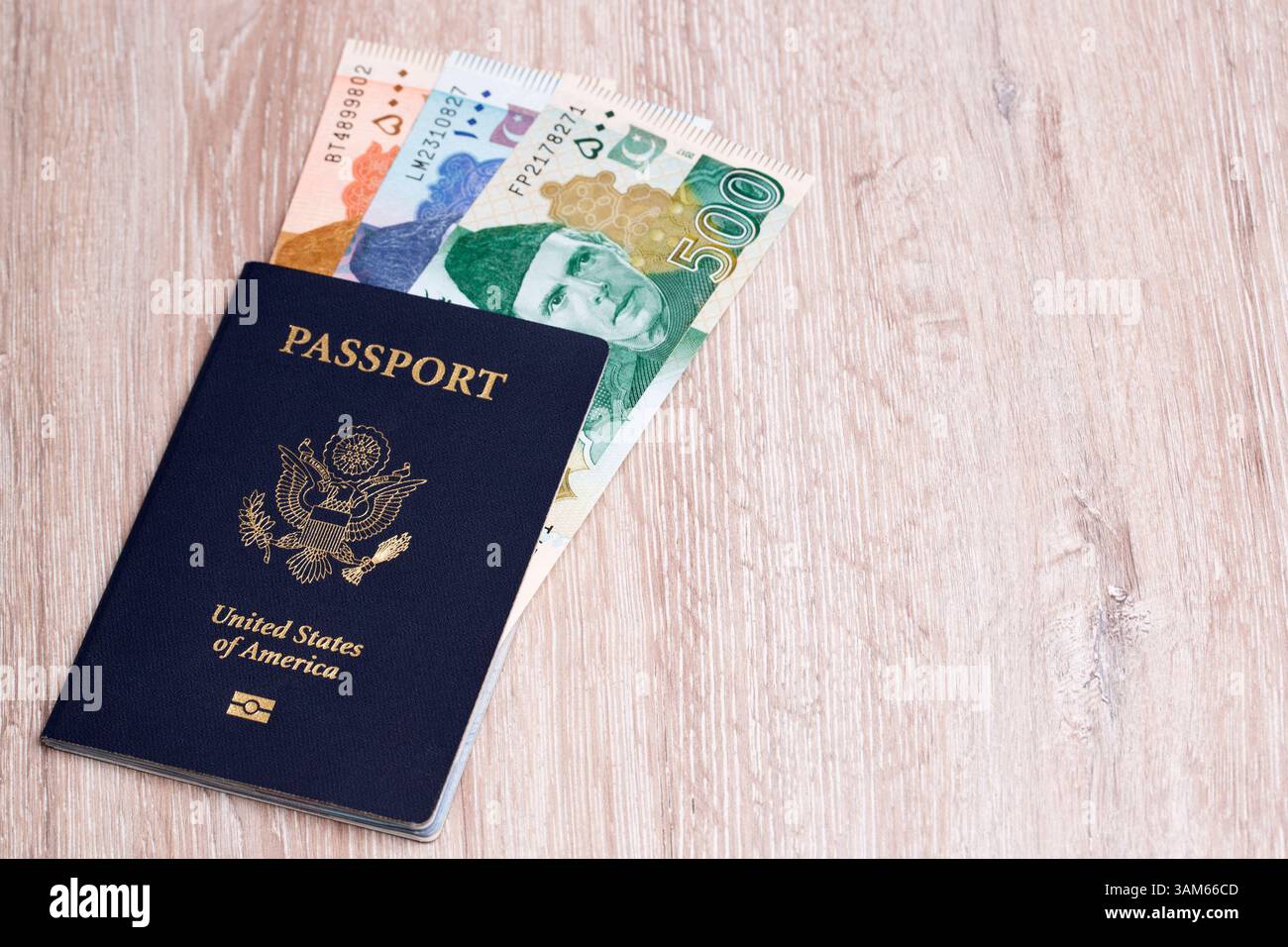 Passaporto americano con soldi pakistani - Rupee Foto Stock