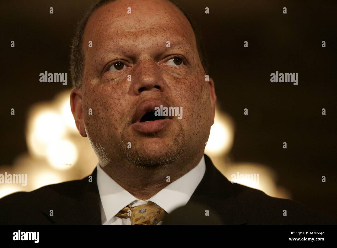 31 agosto 2005 - Stati Uniti - KRT US NEWS STORY SLUGGED: SCOTUS-NOMINEE KRT PHOTOGRAPHY BY CHUCK KENNEDY/KRT (agosto 31) WASHINGTON, D.C.-- Theodore Shaw, direttore-counsel e presidente del NAACP Legal Defense and Education Fund, parla durante una conferenza stampa a Capitol Hill, mercoledì 31 agosto 2005, a Washington, rappresentanti di gruppi per i diritti civili come il Mexican American Legal Defense and Educational Fund (MALDEF), la National Association for the Advancement of Colored People (NAACP), il NAACP Legal Defense and Education Fund (LDF), il National Partnership for Women and fa Foto Stock