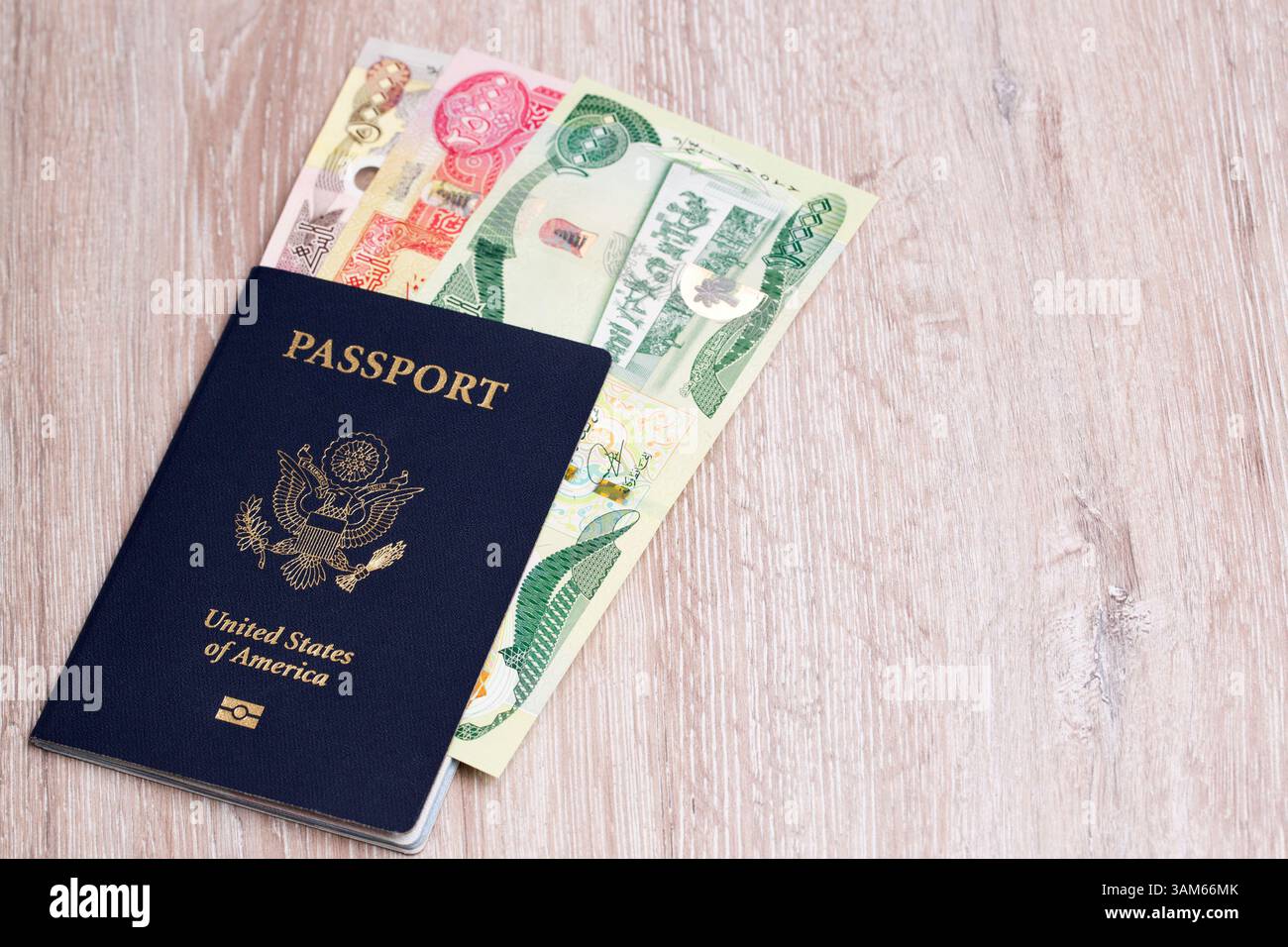 Passaporto americano con soldi iracheni - Dinar Foto Stock