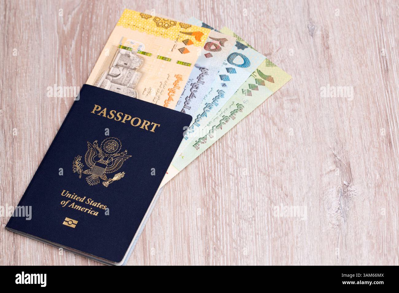 Passaporto americano con soldi yemeniti - Rial Foto Stock