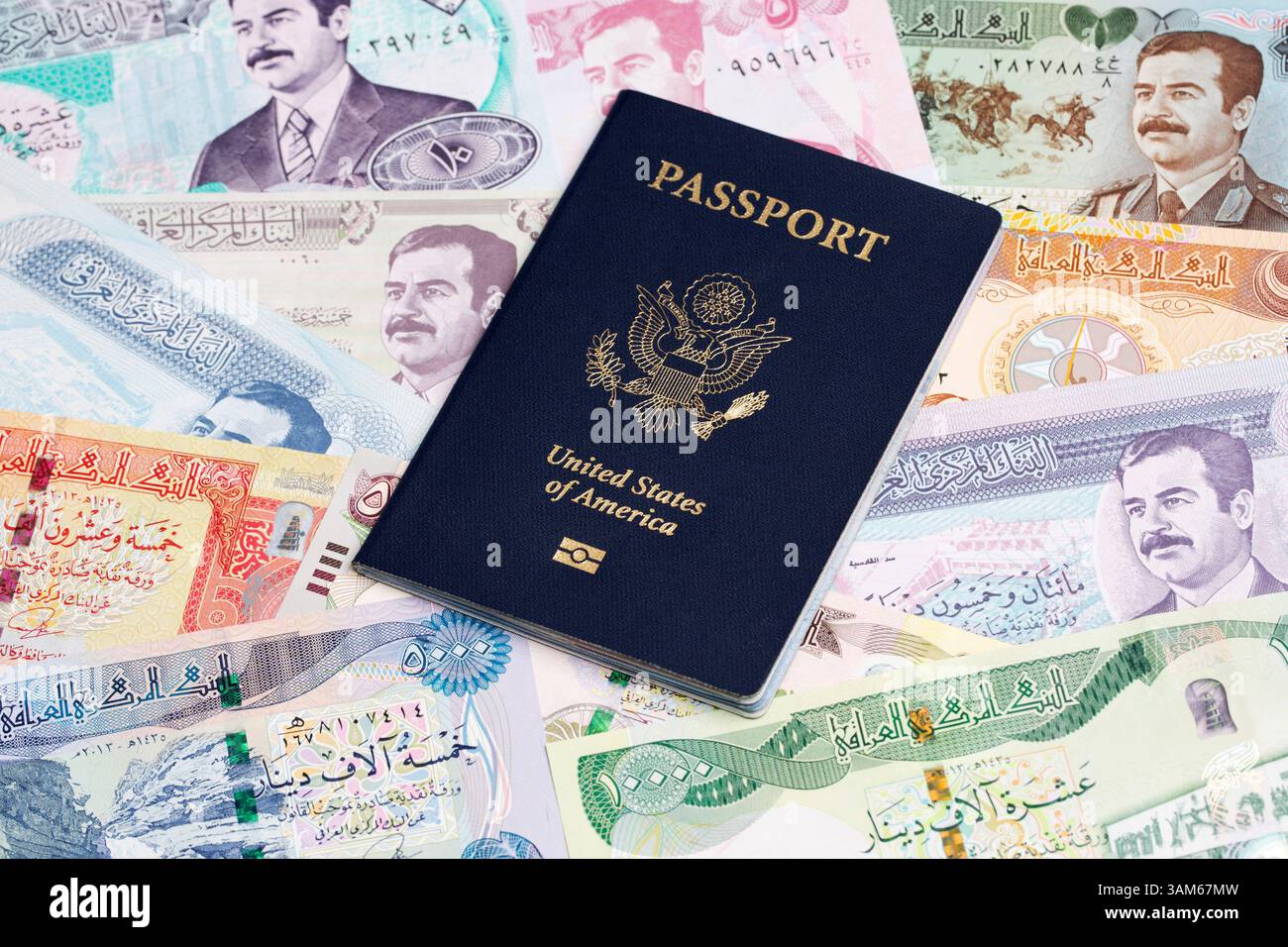 Passaporto americano su un denaro iracheno - Dinar Foto Stock