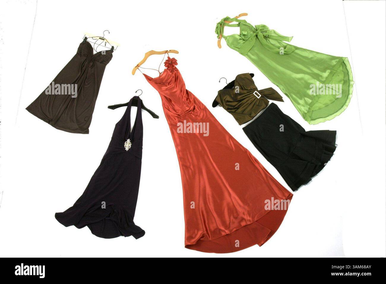 1 SETT. 2005 - STATI UNITI - KRT FASHION STORY SLUGGED: FASH-WEDDINGBELLES KRT FOTO DI JERRY NAUNHEIM JR./ST. SPEDIZIONE POSTALE LOUIS (BELLEVILLE NEWS-DEMOCRAT, ALTON TELEGRAPH ED EDWARDSVILLE INTELLIGENCER, MOLINE DISPATCH, ROCK ISLAND ARGUS OUT) DA SINISTRA:. Un abito in maglia di seta Foley con corsetto a metà corsetto ($310, da Laurie Solet a Clayton); un abito in maglia di melanzana con spilla in strass da lavanderia ($215, Nordstrom); Un abito in raso mandarino con spilla floreale ($278, cache); Un bustier in bronzo con una fascia laterale ($180) e una gonna a tromba tromba nera ($179, entrambe da Codistintivo Mis Foto Stock