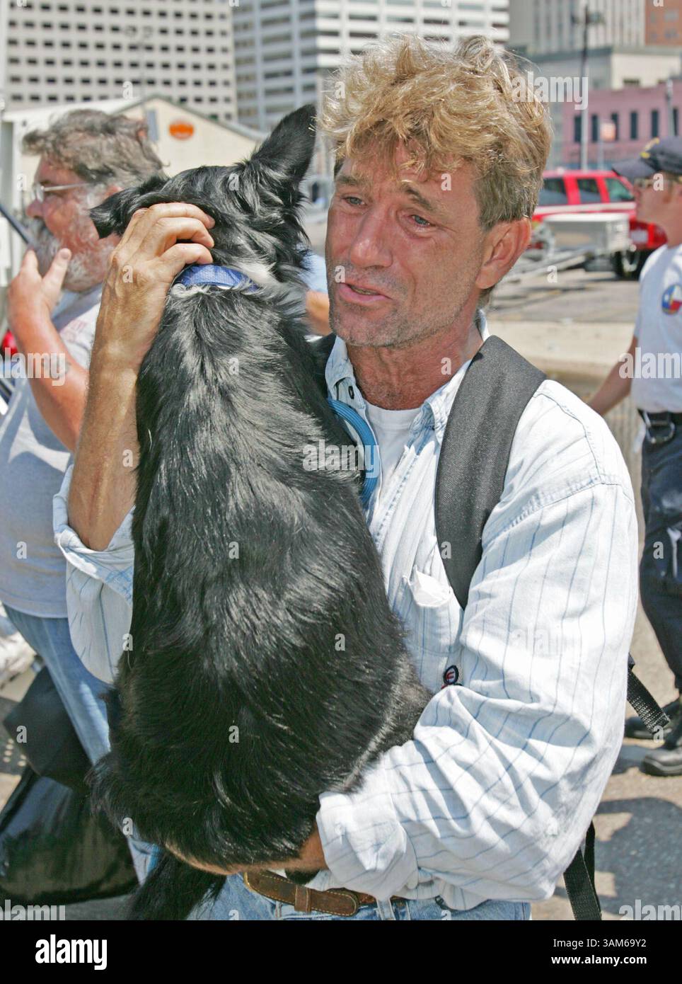 8 settembre 2005 - Stati Uniti - KRT US NEWS STORY SLUGGED: WEA-KATRINA-TREASURES KRT PHOTOGRAPH BY MICHAEL WIRTZ/PHILADELPHIA INQUIRER (9 settembre) "preferirei camminare fino a Baton Rouge piuttosto che rinunciare al mio cane", ha detto Tom Cruise, 48, di New Orleans, Louisiana. "Sono 60 miglia. Posso farlo in tre giorni. Ma non rinuncio al mio cane.'' (lde) 2005 (immagine di credito: © Michael Wirtz/mct/ZUMAPRESS.com) Foto Stock