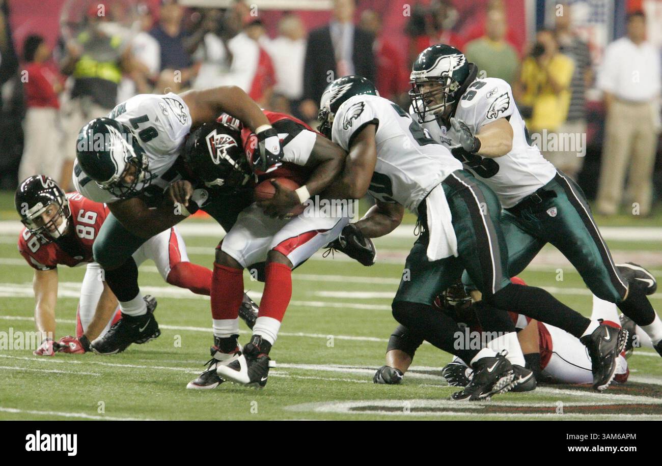 12 settembre 2005 - U.S. - KRT SPORTS STORY SLUGGED: FBN-EAGLES-FALCONS KRT PHOTOGRAPH DI JERRY LODRIGUSS/PHILADELPHIA INQUIRER (12 settembre) ATLANTA, GA - il quarterback dei Falcons Michael Vick viene licenziato da Darwin Walker nel secondo quarto della loro partita al Georgia Dome di Atlanta, Georgia, lunedì 12 settembre 2005. (Mvw) 2005 (immagine di credito: © Jerry Lodriguss/mct/ZUMAPRESS.com) Foto Stock