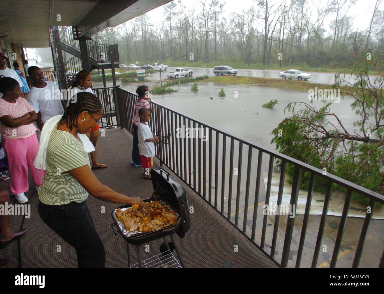 24 settembre 2005 - Stati Uniti - KRT US NEWS STORY SLUGGED: WEA-STORMS-LAKECHARLES KRT FOTOGRAFIA DI GEORGE SKENE/ORLANDO SENTINEL (MIAMI OUT) (24 settembre) LAKE CHARLES, LA - Phyllis Banks cucina il pollo per la sua famiglia in un hotel a Lake Charles, Louisiana, sabato 24 settembre 2005. La famiglia è evacuata da New Orleans. (Mvw) 2005 (immagine di credito: © George Skene/mct/ZUMAPRESS.com) Foto Stock