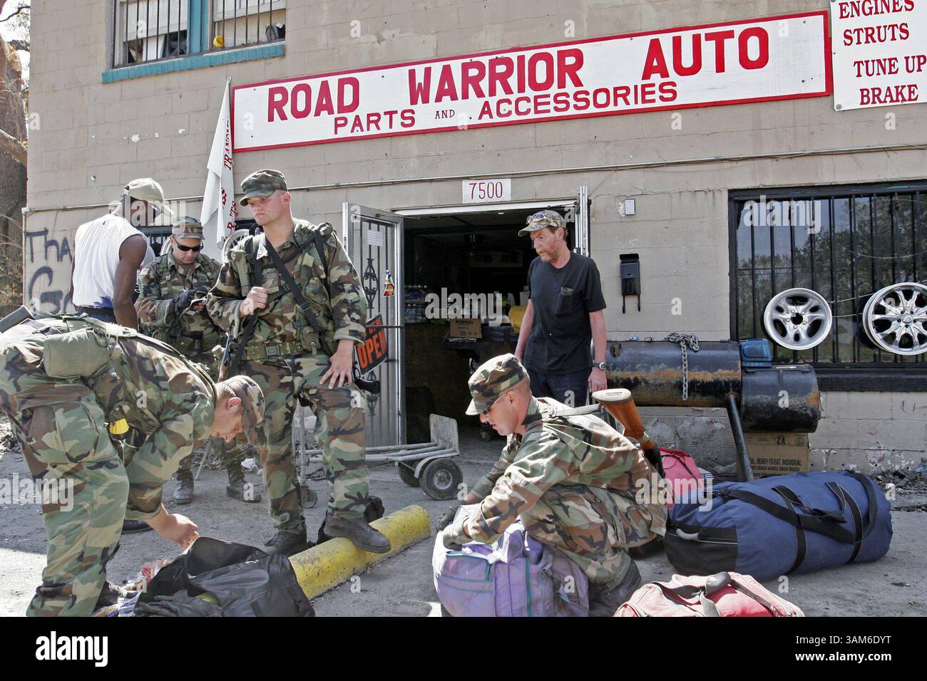 8 settembre 2006 - Stati Uniti - KRT LA NOTIZIA degli Stati Uniti SLUGGED: WEA-KATRINA KRT FOTOGRAFIA DI MICHAEL S. WIRTZ/PHILADELPHIA INQUIRER (8 settembre) NEW ORLEANS, LOUISIANA -- Guardia Nazionale dell'Ohio ispezionare i bagagli per armi e alcol mentre gli evacuati Zachary Lee, se ne sono andati, e Tony Rockwood aspettano un camion per evacuarli da East New Orleans allagata giovedì 8 settembre 2005. I residenti sono stati esortati a evacuare ma non sono stati costretti a partire. (Mvw) 2005 (immagine di credito: © Michael S. Wirtz/mct/ZUMAPRESS.com) Foto Stock