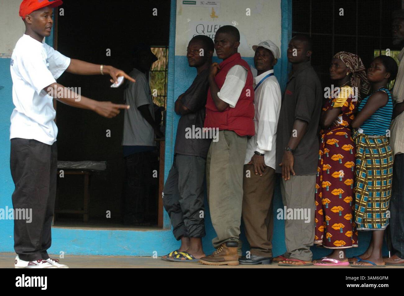 11 ottobre 2005 - Stati Uniti - KRT WORLD NEWS STORY SLUGGED: LIBERIA KRT PHOTOGRAPH BY SHASHANK BENGALI/KRT (11 ottobre) BOMI COUNTY, LIBERIA--- persone in fila in un luogo elettorale nella contea di Bomi vicino alla capitale di Monrovia, Liberia, durante le elezioni nazionali di martedì 11 ottobre 2005. (gsb) 2005 (immagine di credito: © Milbert O. Brown/mct/ZUMAPRESS.com) Foto Stock