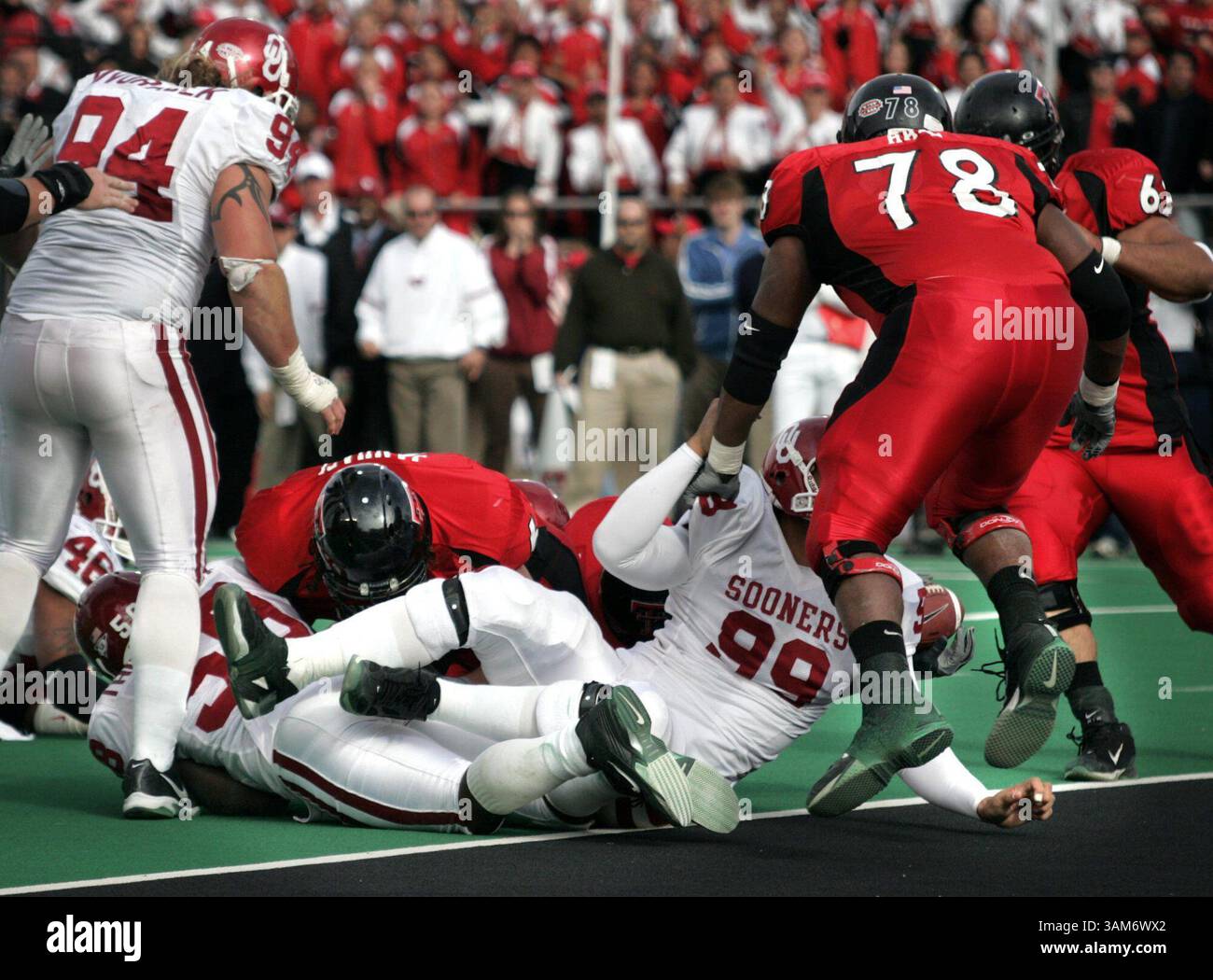 18 novembre 2005 - Stati Uniti - NO MAGS, NO SALES --KRT SPORTS STORY SLUGGED: FBC-TEXASTECH-OKLAHOMA KRT FOTOGRAFIA DI JOHN F. RHODES/DALLAS MORNING NEWS (19 novembre) LUBBOCK, TX -- in una pila di giocatori il Taurean Henderson di Texas Tech (solo braccio) raggiunge e attraversa la linea della porta per registrare il touchdown vincente contro Oklahoma, sabato 19 novembre 2005, al Jones SBC Stadium di Lubbock, Texas. Texas Tech ha vinto 23-21. (lj) 2005 (immagine di credito: © John F. Rhodes/mct/ZUMAPRESS.com) Foto Stock